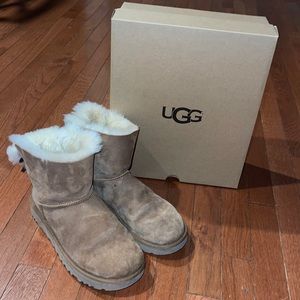 Women’s size 8 UGG Mini Bailey Bow II